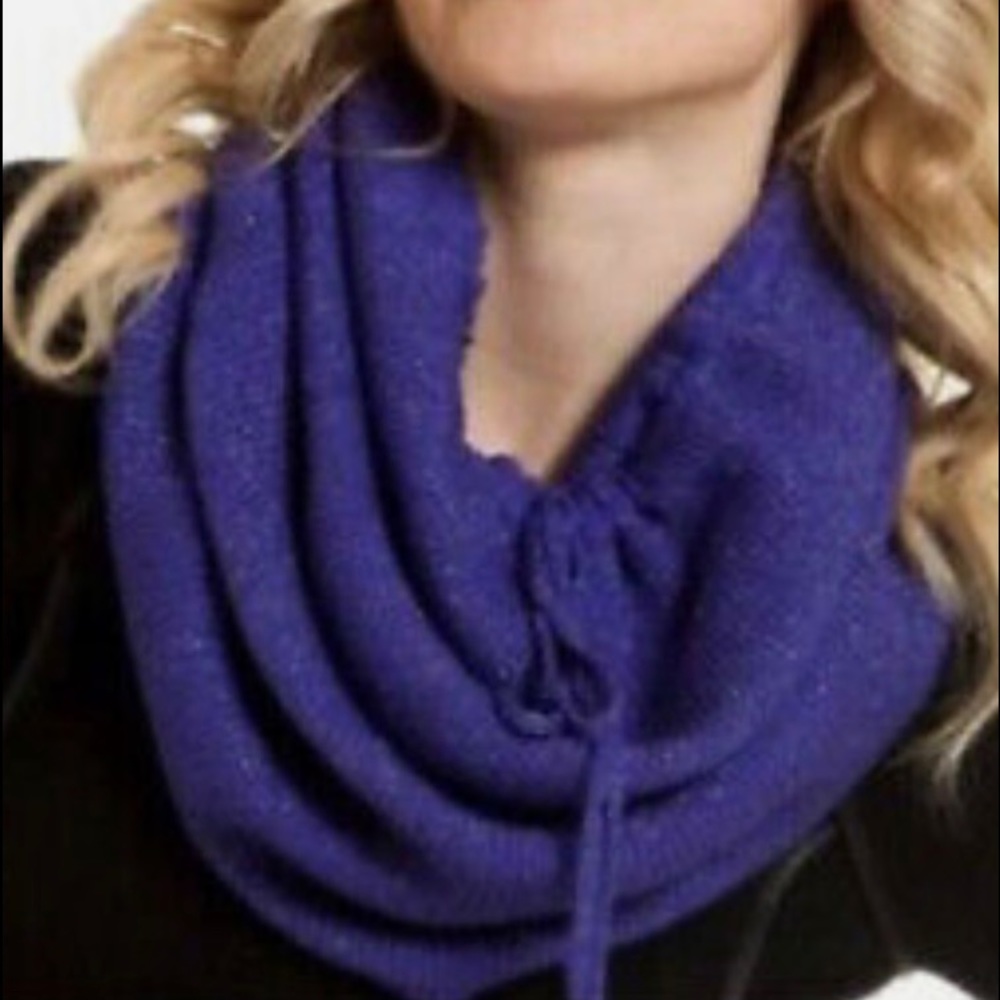 💖JUICY COUTURE 💖MERINO WOOL METALLIC GOLD NECK SHAWL. RARE FIND🤩 NWOT - Picture 2 of 7